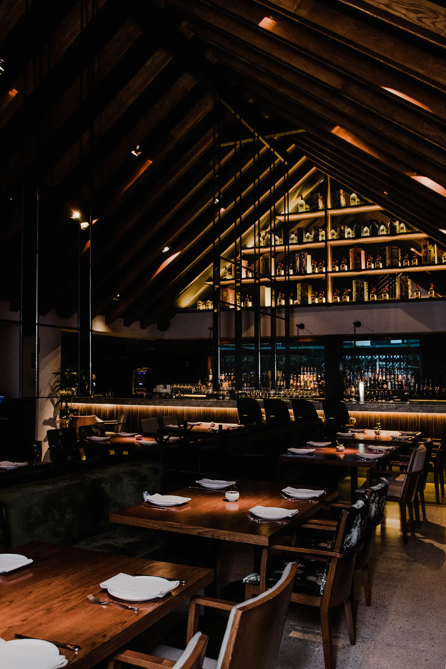 Salón principal de La Colonia con techos altos y ambiente cálido